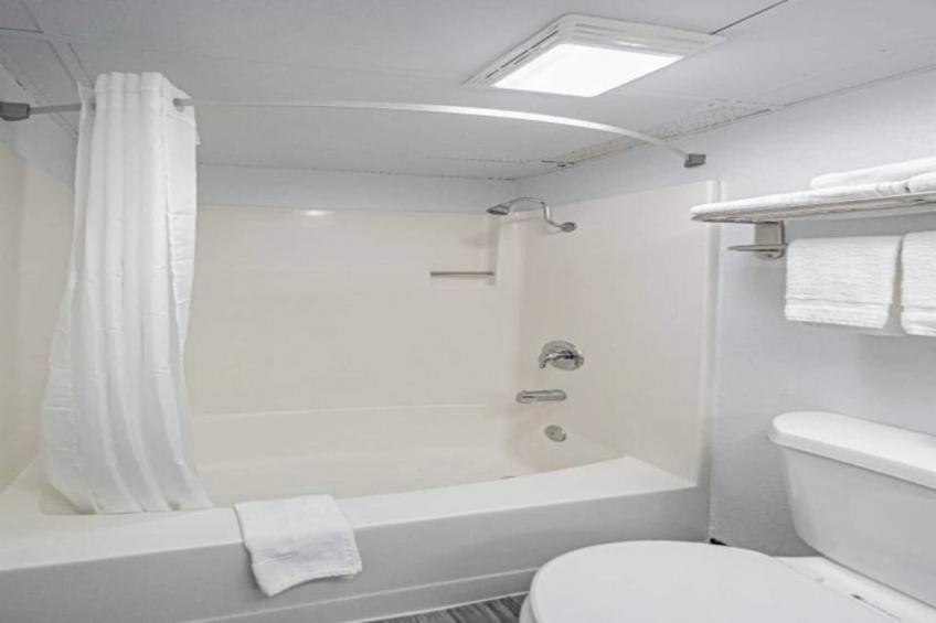 1 King Bed  Non-Smoking Kitchen - foto 18