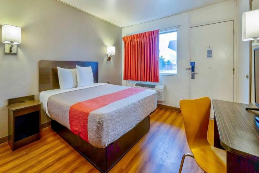 1 Queen Bed  ADA/RI Shower - foto 8