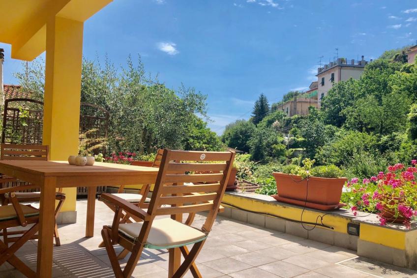 Wohnung mit großer privater Terrasse im Grünen