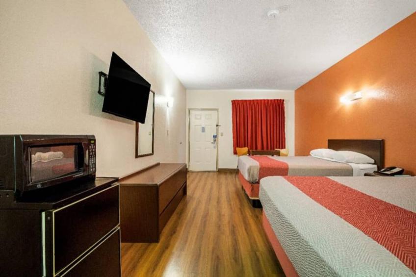 2 Queen Beds  Non-Smoking Micfridge - foto 11