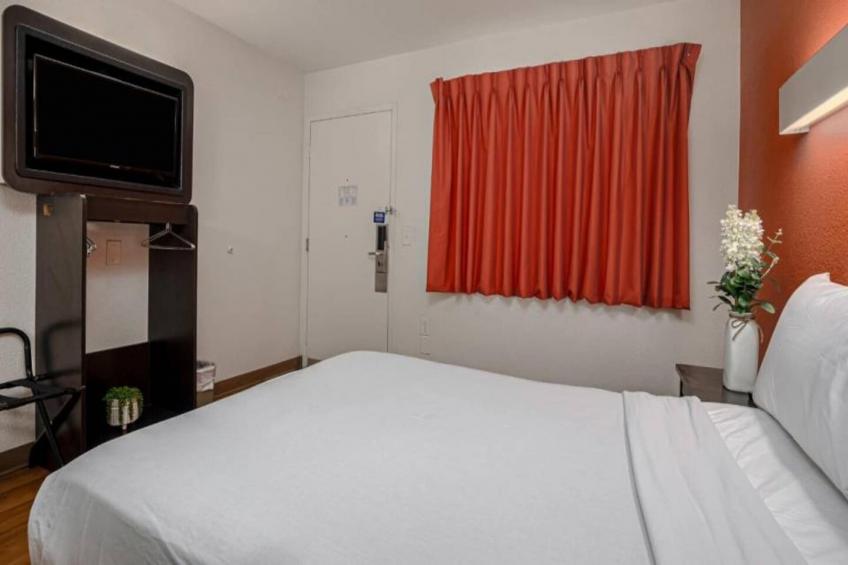 1 Full Bed  ADA/RI Shower - foto 11