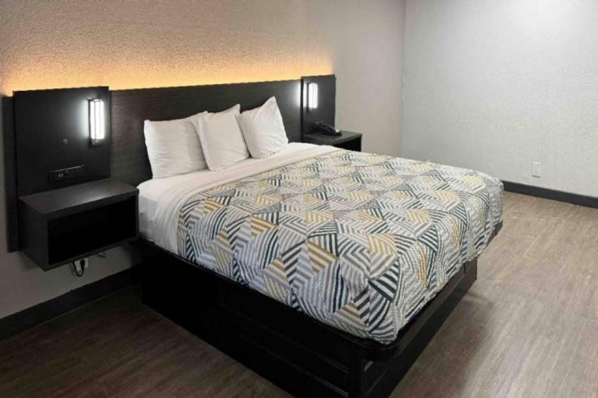 1 King Bed  Non-Smoking Micfridge - foto 5