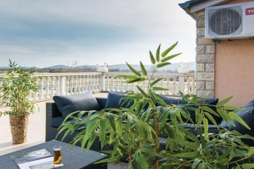 Laura mit Pool - foto 5