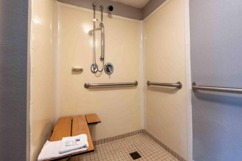2 Full Beds  Mobility Access RI Shower Nsmk - foto 10