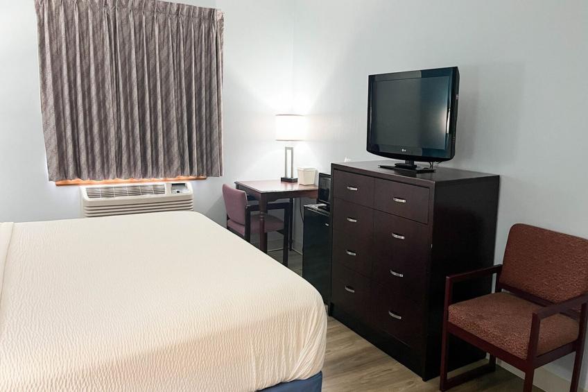 1 King Bed | Non-Smoking, Micfridge - foto 11