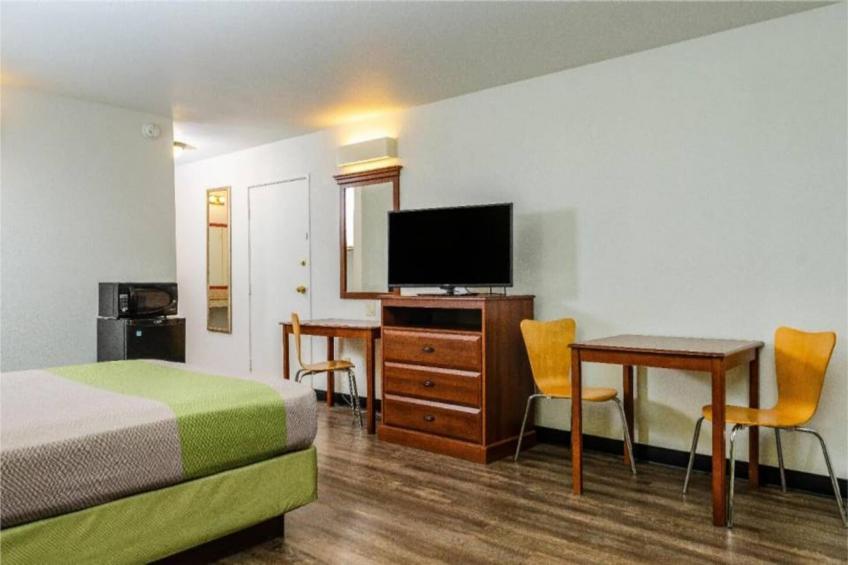 1 King Bed  Non-Smoking Kitchen - foto 19