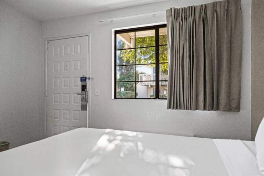 1 Queen Bed  ADA/RI Shower/Micfridge - foto 16