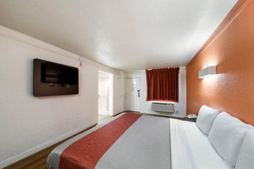 1 Queen Bed  Micfridge - foto 12