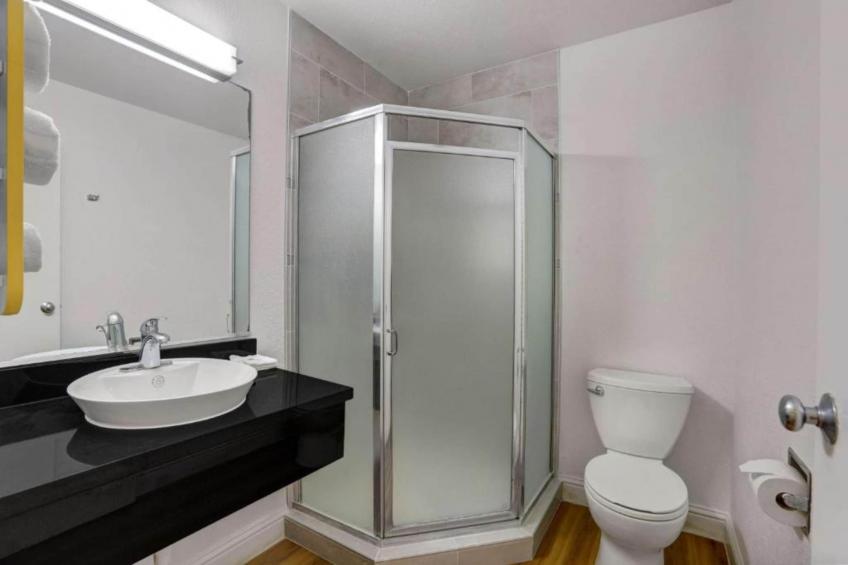 1 Queen Bed  Non-Smoking Micfridge - foto 3