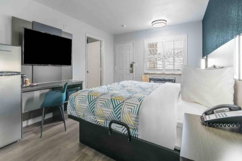 1 King Bed  Non-Smoking Micfridge - foto 8