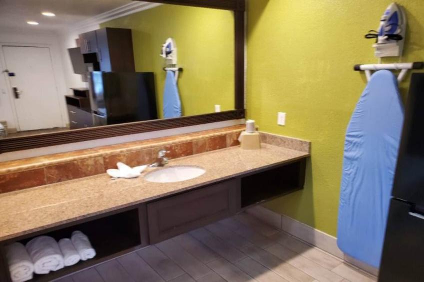 2 Queen Beds  Non-Smoking Kitchen - foto 11