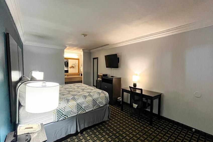 1 King Bed | Non-Smoking, Micfridge - foto 8