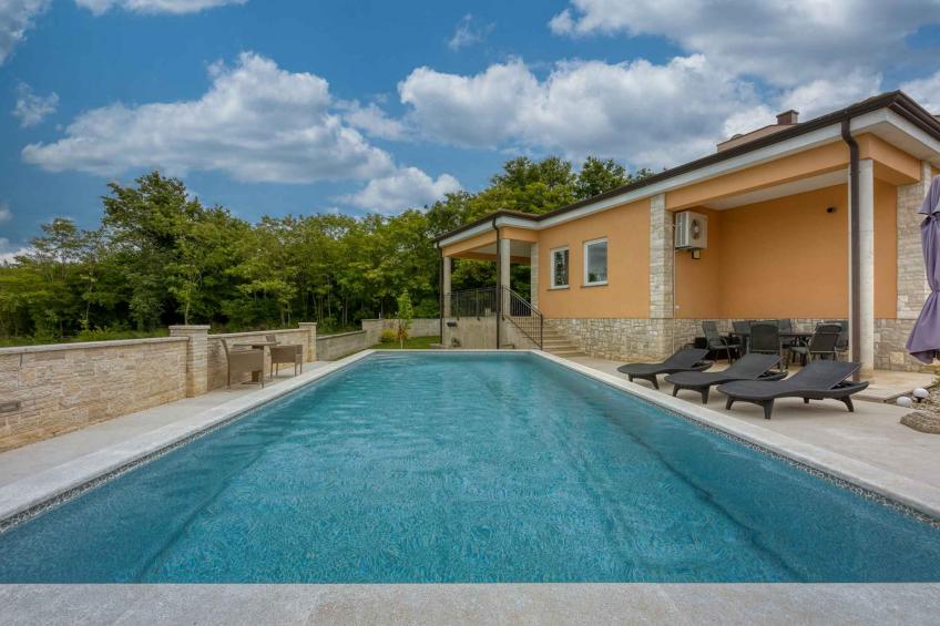 Villa with private pool and garden - BF-464YD