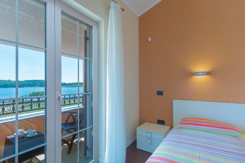 in Pomer mit privatem beheizten Pool und Meerblick - foto 14