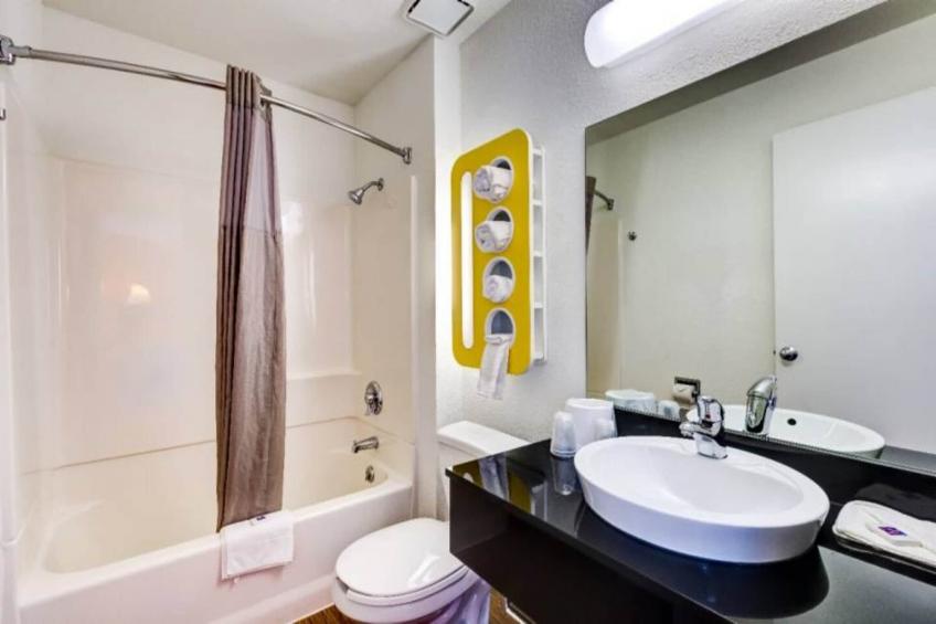 1 Full Bed  ADA/Tub - foto 11