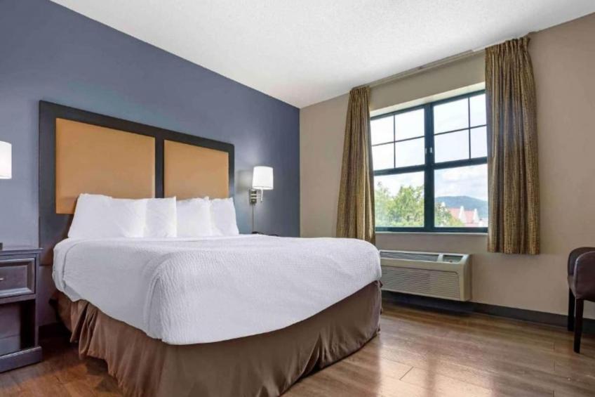 1 King Bed | Non-Smoking, Kitchen, Shower - foto 20