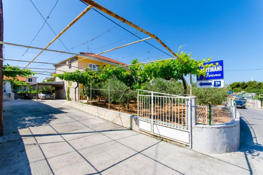 Apartments Ivana (TR) -Studio with Terrace ( A2) - foto 5