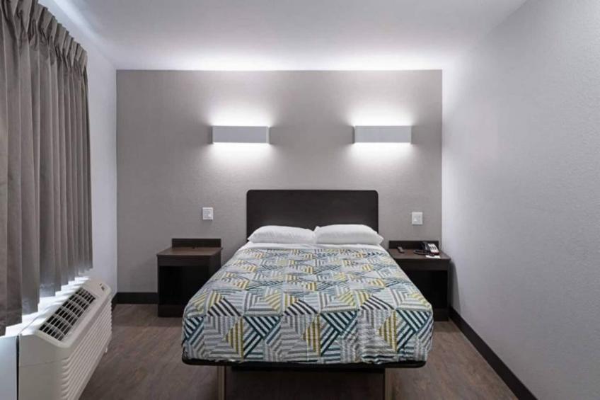 1 Queen Bed  Non-Smoking Micfridge - foto 9