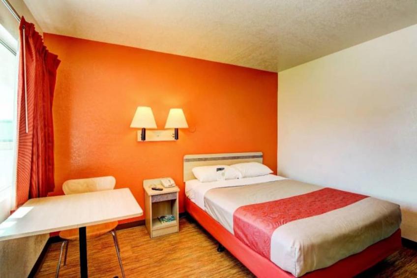 1 Queen Bed  Mini Fridge - foto 12