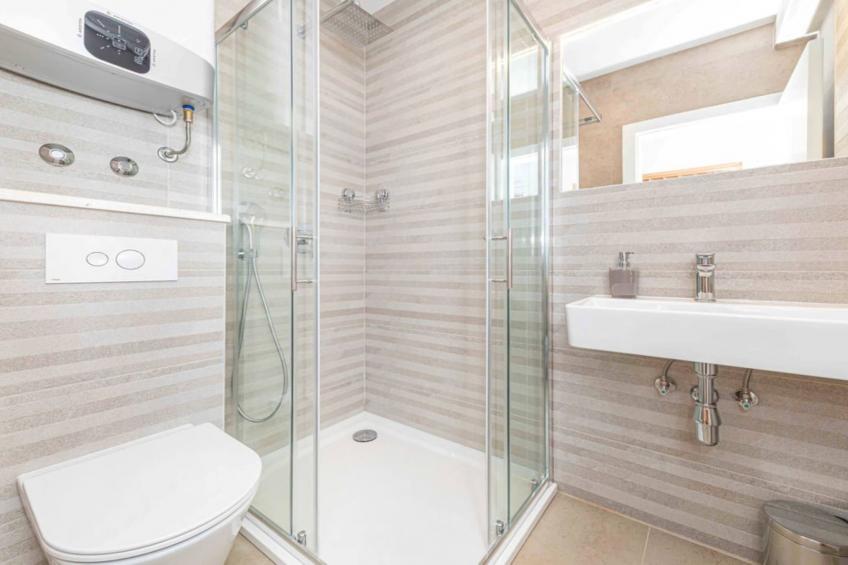 Expansive Retreat with Private Pool & BBQ, Near the Beach - Six Bedroom Villa - foto 25