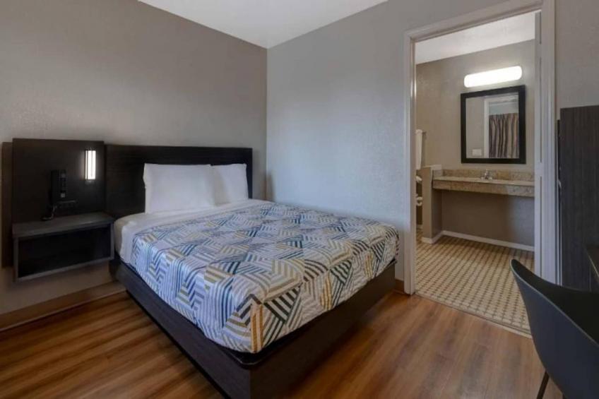 1 King Bed  Non-Smoking Micfridge - foto 11