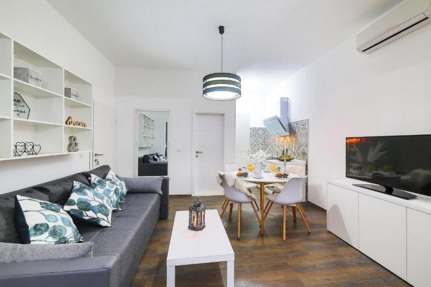 Charming Villa with Outdoor Pool, BBQ, and Sun Deck in Tranquil Kaštela Area - Five bedroom Villa - foto 4