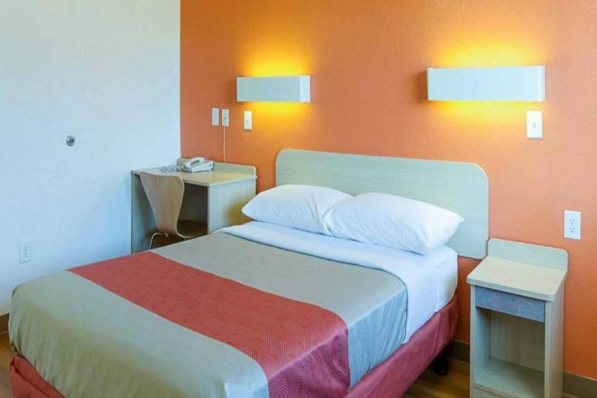 1 Queen Bed  Mini Fridge - foto 8
