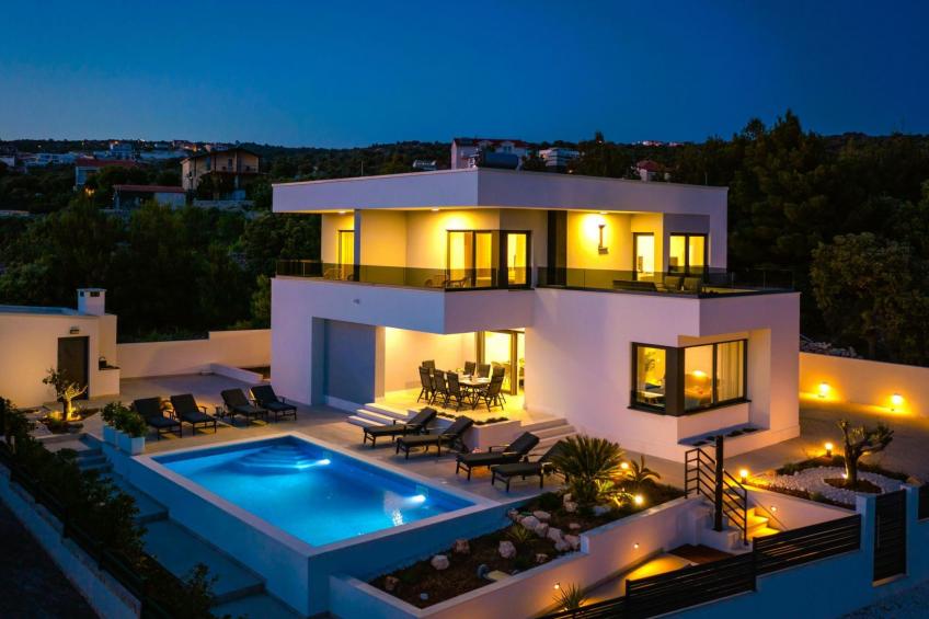 Luxuriöse Villa Dolce Vita direkt am Meer mit privatem Pool und Parkplatz