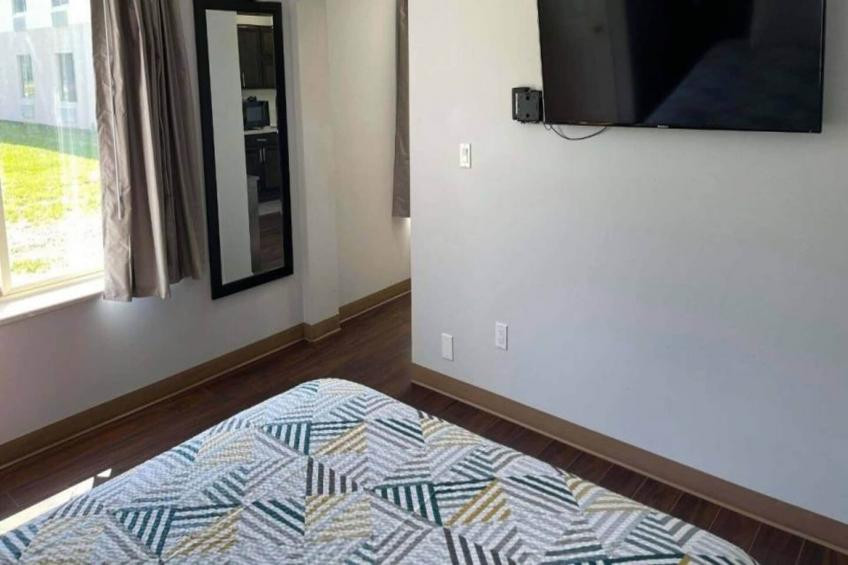 1 Queen Bed  ADA/RI Shower/Nsmk/Kitchen - foto 9