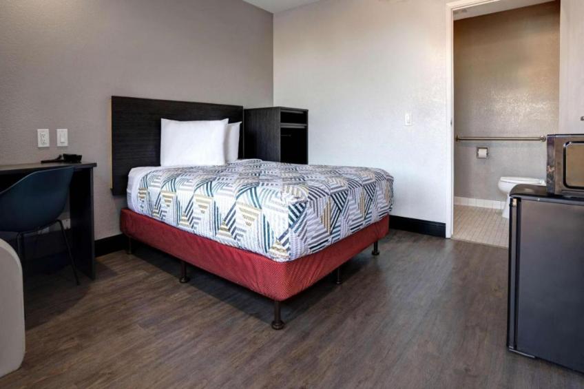 1 Queen Bed  ADA/RI Shower/Micfridge - foto 11