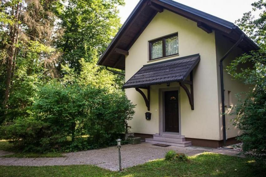 Kleines Haus am Rande des Waldes