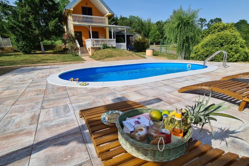 Hütte mit Garten, Grill und Terrasse