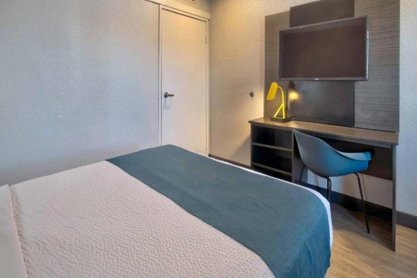 1 Queen Bed  Micfridge - foto 7