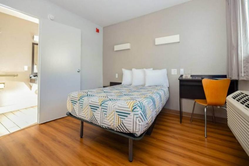 1 QUEEN BED  NON-SMOKING MINI FRIDGE - foto 10