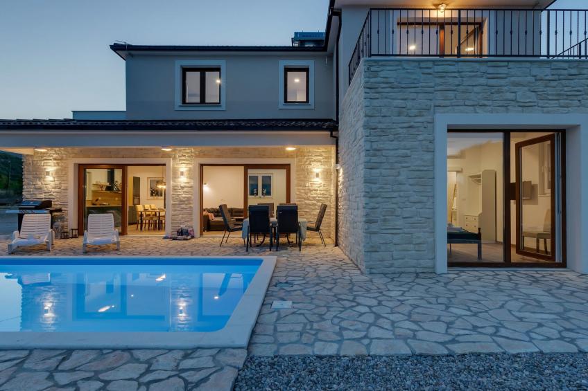 Alleinstehende Villa Slime mit Pool und Garten