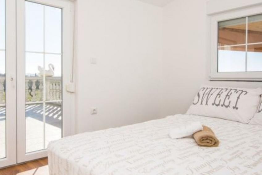 Laura mit Pool - foto 15