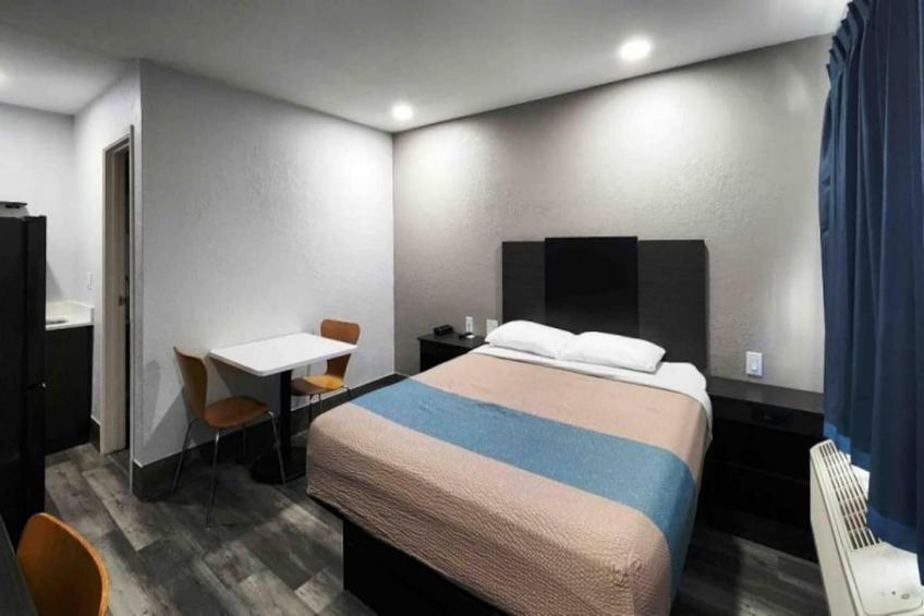 1 Queen Bed  Non-Smoking Kitchen - foto 13