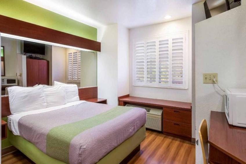 1 Queen Bed  Mob Acc Tub Ste Nsmk Sb Micfri - foto 10