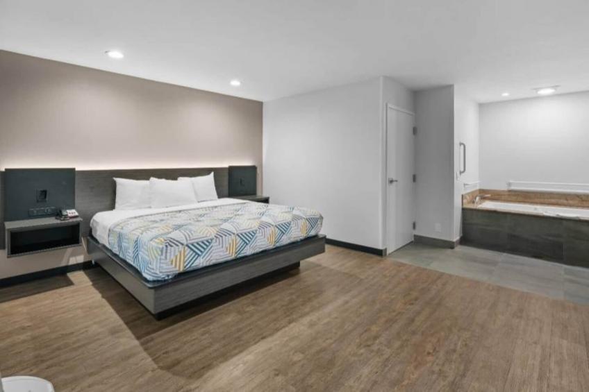 1 King Bed  Non-Smoking Micfridge - foto 37