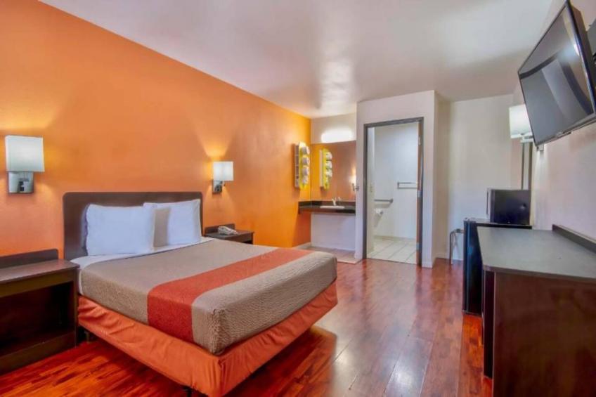 1 King Bed  Non-Smoking - foto 6
