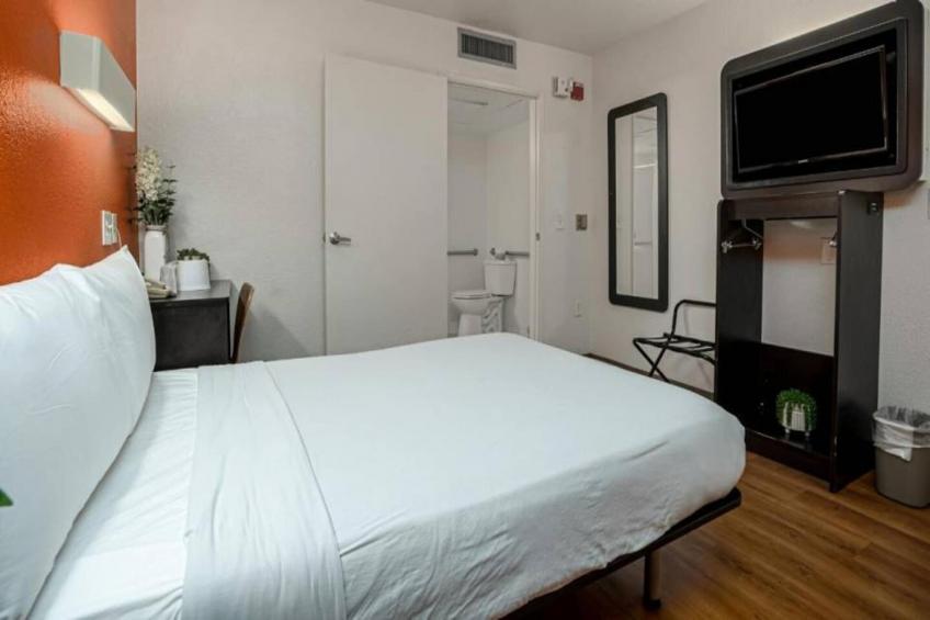 1 Queen Bed  Premium Mini Fridge - foto 9