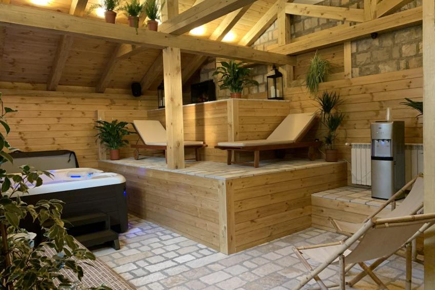 Die Ski-Suite hat ein Schlafzimmer und ein kleines Wohnzimmer ohne Küche. - foto 50