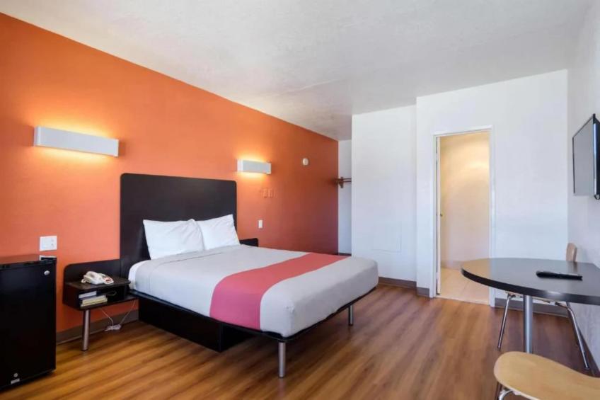 1 Queen Bed  Non-Smoking - foto 6