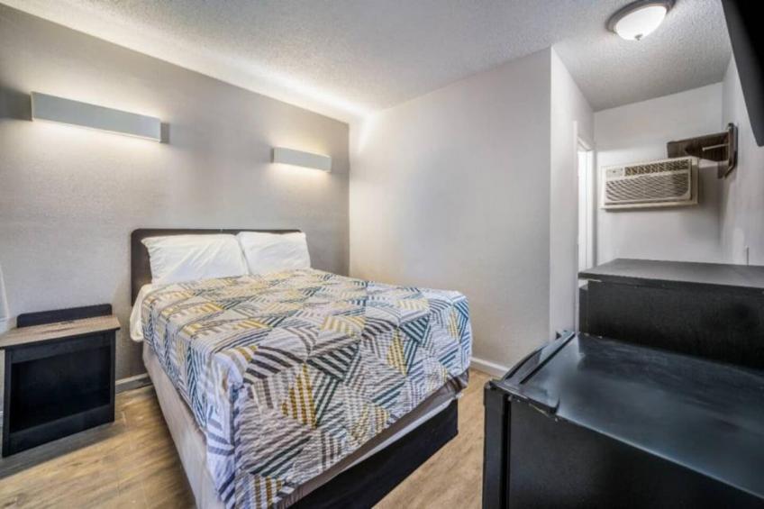 1 Queen Bed  Micfridge - foto 22