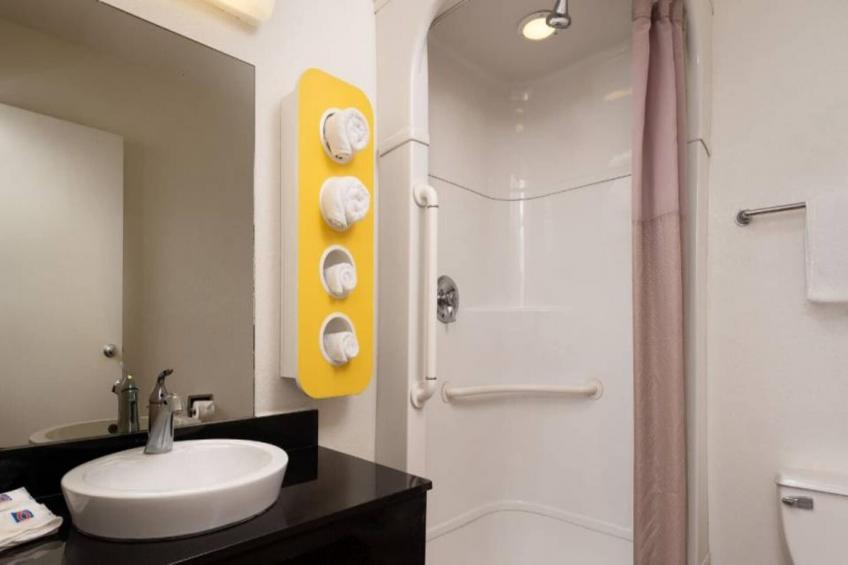 1 Full Bed  ADA/RI Shower - foto 10