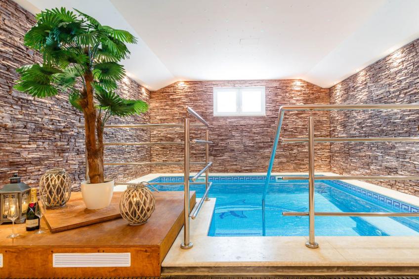 Villa Kamenica  im mediterranen Stil mit Innen- und Außenpool - foto 31