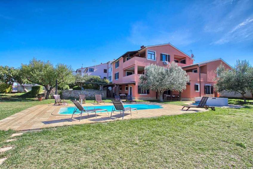 Holiday apartment with pool - BF-NKGC6