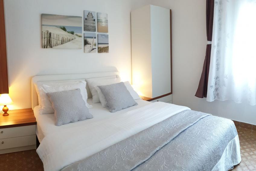 Großes, strandnahes Ferienhaus in Podglavica - foto 15