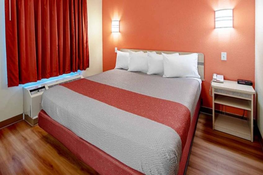 1 King Bed  Mobility Accessible RI Shower Nsmk - foto 8