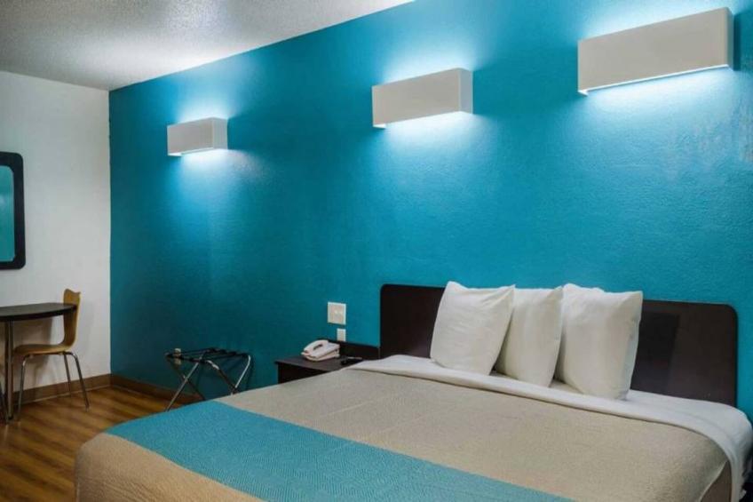 1 King Bed  Non-Smoking Micfridge - foto 10